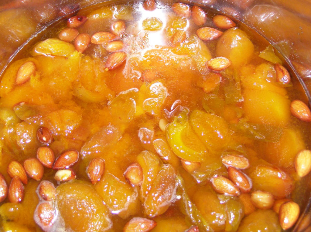 Как варить варенье из абрикосов с миндалём